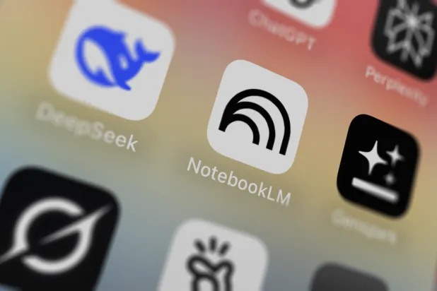 تطبيق «NotebookLM» متاح مجاناً الآن على «iOS» و«أندرويد» عبر متجري «أبل» و«غوغل» للاستفادة من قدرات الذكاء الاصطناعي المتقدمة (غوغل)