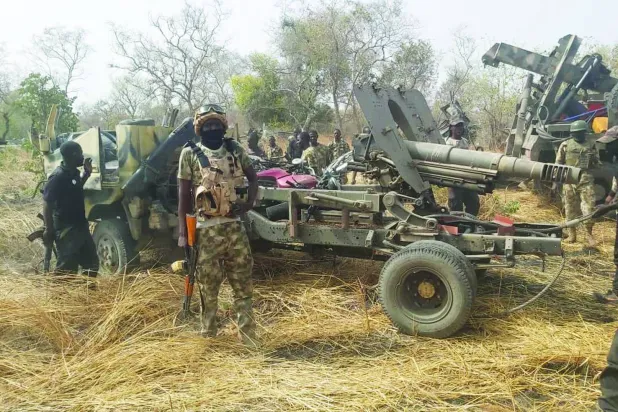 آليات عسكرية وجنود من الجيش النيجيري (الجيش) 