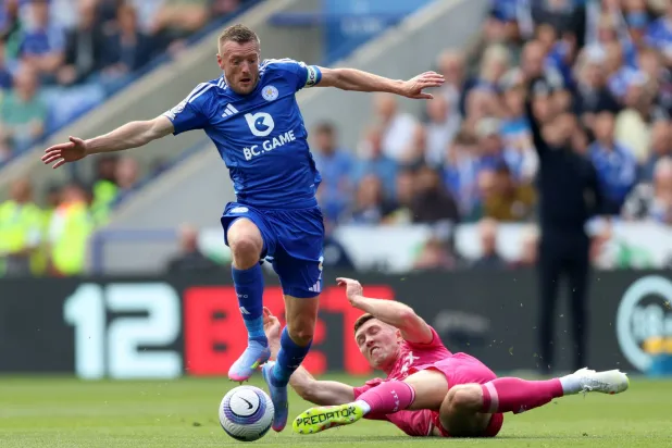 جيمي فاردي (يسار) لاعب ليستر سيتي وليف ديفيس لاعب وإبسويتش تاون يتنافسان على الكرة خلال مباراة الدوري الإنجليزي الممتاز بين ليستر سيتي وإبسويتش تاون على ملعب كينغ باور (د.ب.أ)