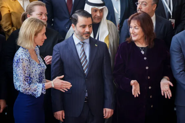 وزير الخارجية السوري أسعد الشيباني مع الممثلة الأوروبية العليا للشؤون الخارجية كايا كالّاس والمفوضة الأوروبية للشؤون المتوسطية دوبرافكا سويكا في مؤتمر بروكسل للمانحين مارس الماضي (إ.ب.أ)