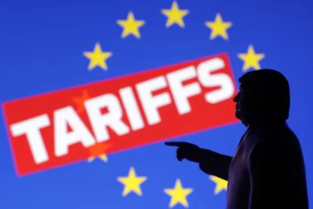 نموذج مصغّر مطبوع بتقنية ثلاثية الأبعاد يُصوّر دونالد ترمب مع عَلَم الاتحاد الأوروبي وكلمة «رسوم جمركية» (رويترز) 