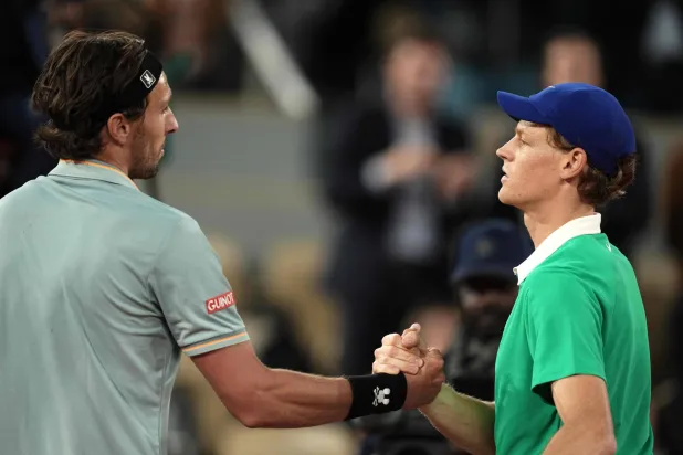 الإيطالي يانيك سينر تفوق على الفرنسي أرتور ريندركنيش (أ.ف.ب)