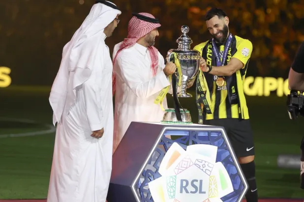 بنزيمة يحمل لقب الكأس (تصوير: عدنان مهدلي)