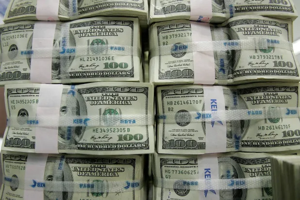 رزم من الأوراق المالية فئة مائة دولار (رويترز)