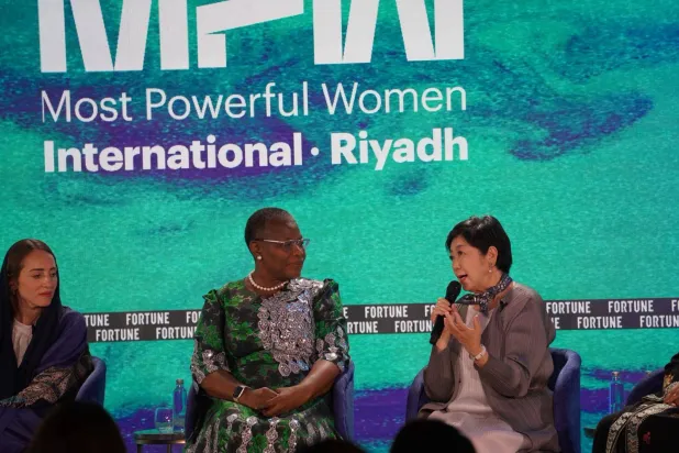 حاكمة طوكيو يوريكو كويكي خلال مشاركتها في جلسة حوارية بالرياض (الشرق الأوسط)