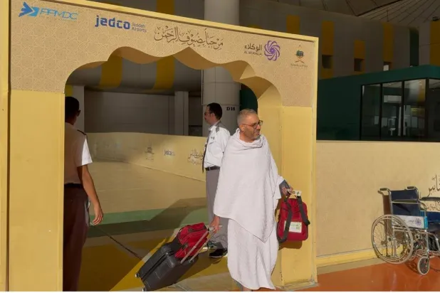 ابتسامة غامرة تعلو وجه حجاج سوريا القادمين من مطار دمشق (الشرق الأوسط)