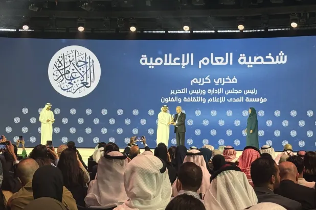 الإعلامي العراقي فخري كريم يتسلم الجائزة من الشيخ منصور بن محمد بن راشد آل مكتوم (الشرق الأوسط) 