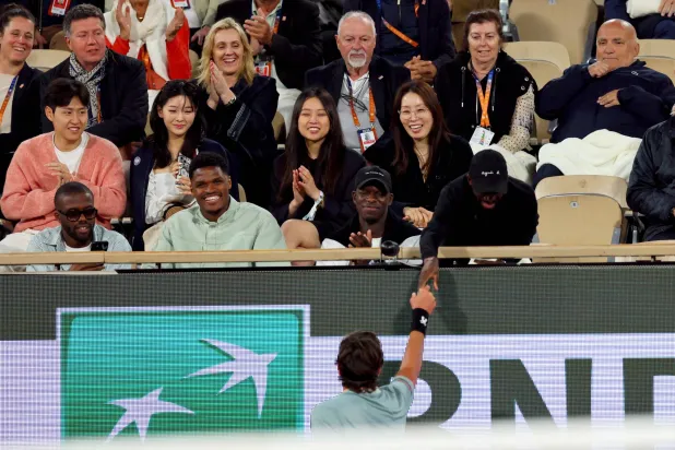 عثمان ديمبيلي خلال حضوره «رولان غاروس» (رويترز)