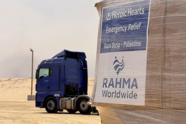 منشورات لجمعية «رحمة العالمية» على صندوق مساعدات حيث أعلنت مؤسسة «غزة الإنسانية» عن بدء عمليات توزيع المساعدات في رفح (رويترز)