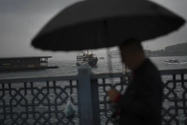 السفن تبحر على طول مضيق البوسفور في يوم ممطر في إسطنبول بتركيا (أ.ب)