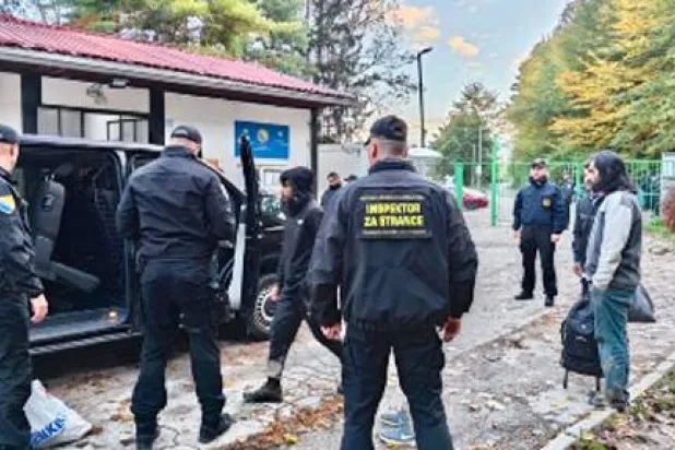 ضباط يقومون بمداهمة «معسكر بلازوج» بحثاً عن مواد وأسلحة غير قانونية في عام 2023 (متداولة)