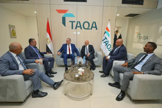 وزير البترول المصري خلال لقائه قيادات شركة طاقة السعودية (وزارة البترول المصرية)