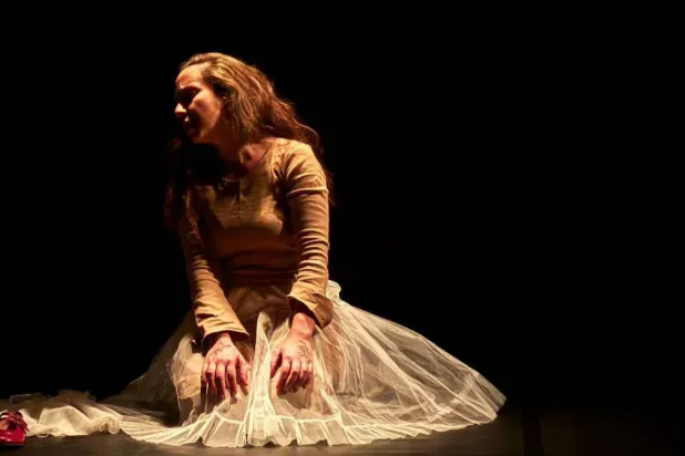 المرأة راوية ومُتسائلة تبحث عن ذاتها في زحمة الأدوار (أسيل عياش)