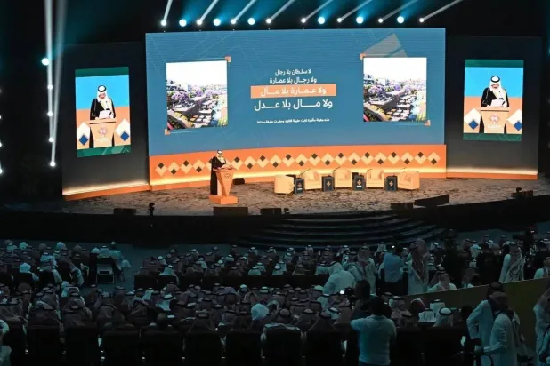 الأمير تركي بن طلال بن عبد العزيز متحدثًا للحضور (الشرق الأوسط)