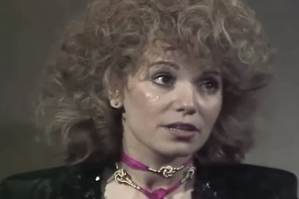 الفنانة مشيرة إسماعيل في لقطة من مسلسل «دموع في عيون وقحة» (يوتيوب)