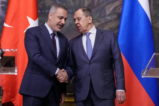 Rusya Dışişleri Bakanı Sergey Lavrov, dün Moskova'daki görüşmelerinin ardından düzenlenen basın toplantısında Dışişleri Bakanı Hakan Fidan ile tokalaşırken (Reuters)