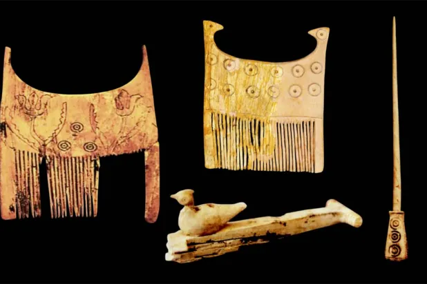 أربع قطع عاجية من موقع تل أبرق