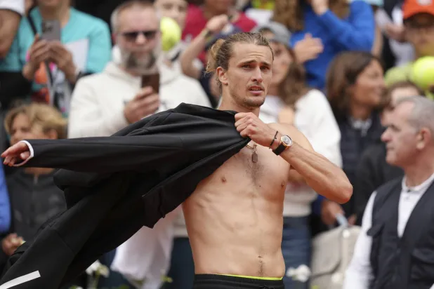 الألماني ألكسندر زفيريف يتألق في باريس (أ.ب)