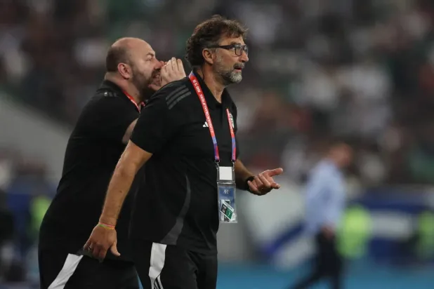 الأرجنتيني خوان أنطونيو بيتزي مدرب الكويت (رويترز)