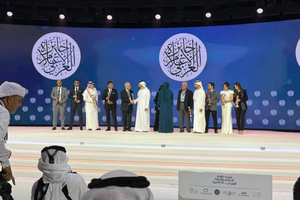 المكرمون بجوائز قمة الإعلام العربي في صورة جماعية (نادي دبي للصحافة)