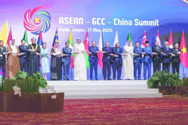 
صورة تذكارية لقادة وممثلي الدول المشاركة في القمة الثلاثية بالعاصمة الماليزية كوالالمبور (مجلس التعاون)