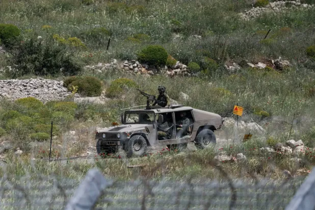 Golan Tepeleri ile Suriye arasındaki sınıra yakın bir İsrail aracı, 4 Mayıs 2025 (Reuters)