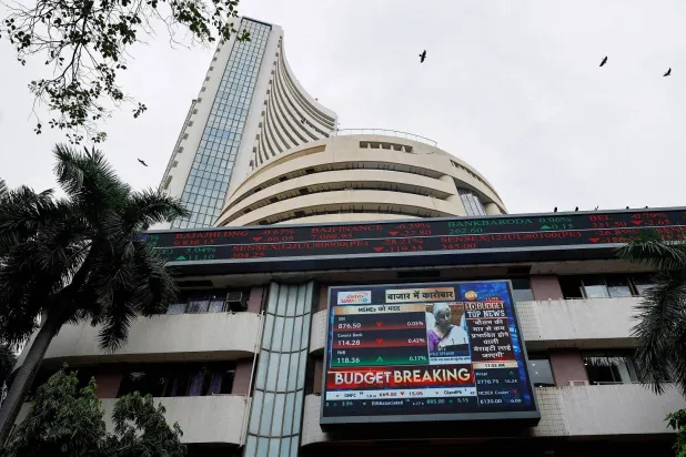 مبنى بورصة بومباي في مومباي بالهند (رويترز)