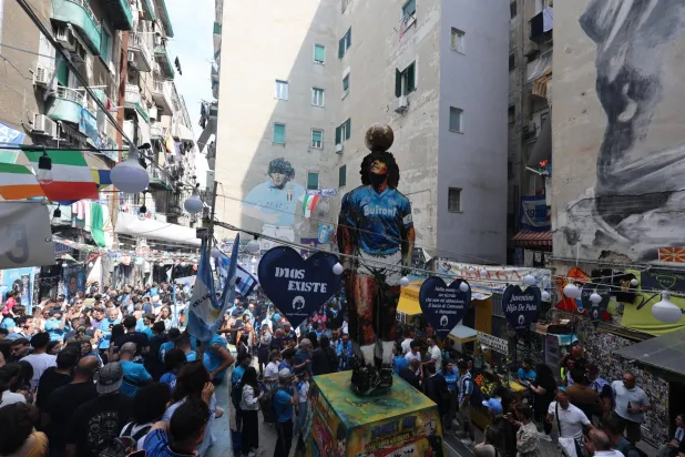 جماهير حول تمثال لمارادونا في مدينة نابولي الإيطالية (إ.ب.أ)