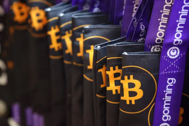 حقائب معروضة خلال مؤتمر البتكوين في فندق فينيشيان بلاس فيغاس... نيفادا 27 مايو 2025 (أ.ف.ب)