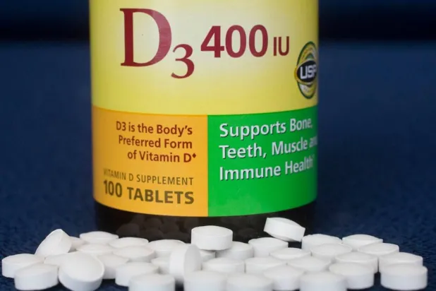 يساعد فيتامين «د3» على تثبيت المعادن في العظام ومنع فقدانها ما يقلل من مخاطر الإصابة بكساح العظام عند الأطفال وهشاشة العظام لدى كبار السن (أ.ب)