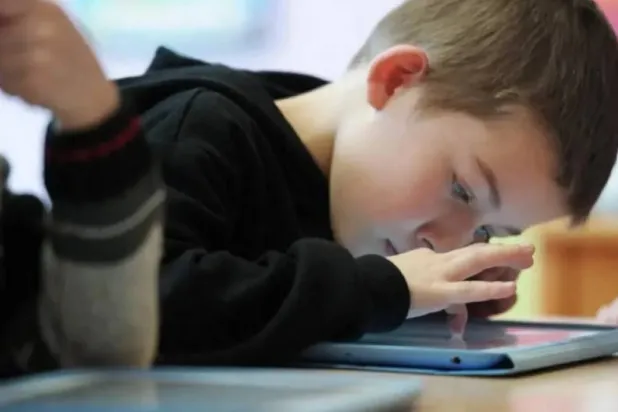 الاستخدام المُفرط للشاشات من قبل الأطفال قد يؤدّي إلى تفاقم المشكلات السلوكية (أ.ف.ب)