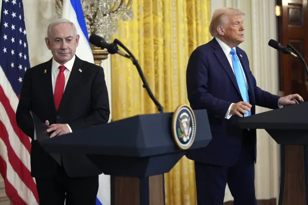 ترمب ونتنياهو خلال مؤتمر صحافي في البيت الأبيض فبراير الماضي (أ.ب)