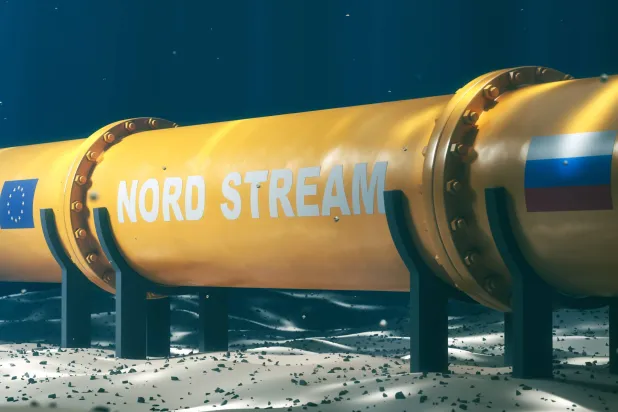 نموذج توضيحي لأنبوب الغاز نورد ستريم تحت سطح البحر يظهر عليه عَلَمَا الاتحاد الأوروبي وروسيا (إكس)