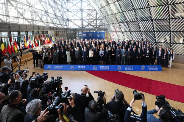 صورة جماعية رسمية للحضور في المؤتمر التاسع حول دول المانحين في سوريا  بمناسبة اجتماع مجلس الشؤون الخارجية في بروكسل 17 مارس (د.ب.أ)