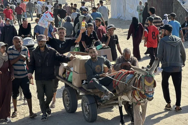 فلسطينيون يتجمعون بالقرب من موقع توزيع المساعدات الذي تديره «مؤسسة إغاثة غزة» المدعومة من الولايات المتحدة في رفح (د.ب.أ)
