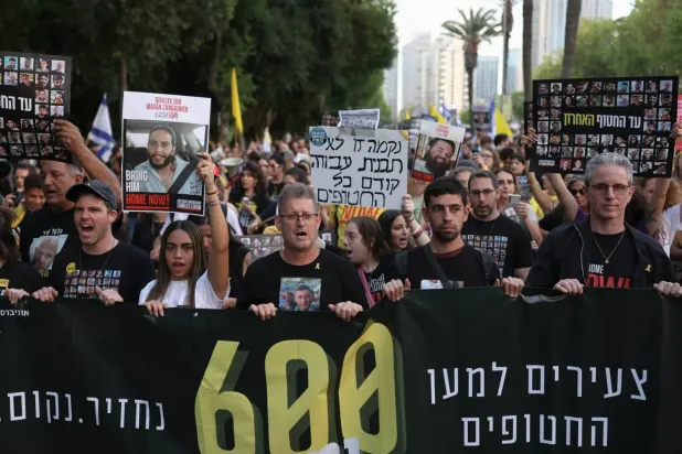 İsrailli esirlerin aileleri dün Tel Aviv'de savaşın 600. günü münasebetiyle bir gösteri düzenledi. (Reuters)