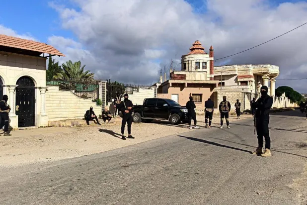 انتشار قوى الأمن الداخلي في مدينة جاسم شمال درعا في ظل منع تجول الأربعاء (محافظة درعا تلغرام)