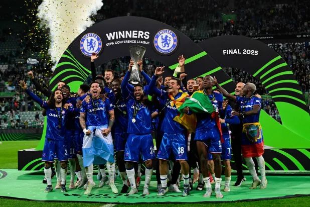 مدافع تشيلسي ريس جيمس يرفع كأس دوري المؤتمر الأوروبي أثناء احتفاله مع زملائه باللقب (ا.ف.ب)