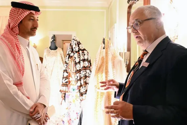 جاءت مشاركة السعودية عبر عرض «ثوب النشل» (واس)