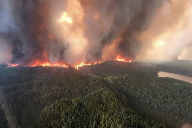 الحريق الهائل يتمدد باتجاه مدينة فلين فلون بمحافظة مانيتوتا (رويترز)
