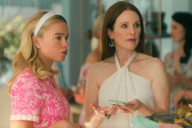 الممثلة جوليان مور (يمين) في إحدى بطولاتها التلفزيونية النادرة (نتفليكس)