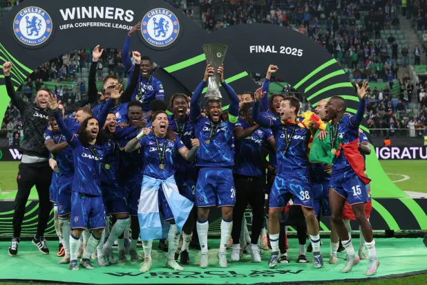 لاعبو تشيلسي يحتفلون بالكأس بعد فوزهم على ريال بيتيس (إ.ب.أ)
