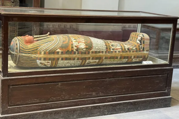 أحد توابيت المتحف المصري في منطقة التحرير (الشرق الأوسط)