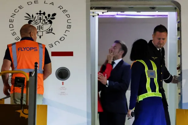 ماكرون يكشف عن حقيقة «صفعة بريجيت» خلال نزولهما من الطائرة في فيتنام