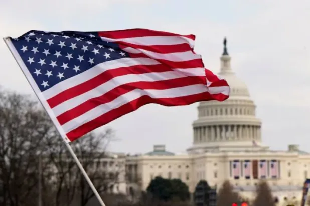 علم الولايات المتحدة يرفرف قرب مبنى «الكابيتول» في واشنطن (رويترز)