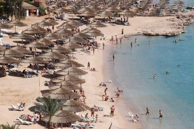 الشواطئ المصرية تجتذب آلاف السائحين (وزارة السياحة والآثار المصرية)