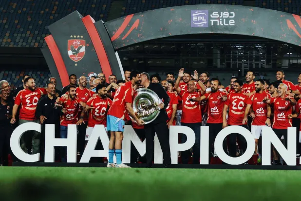 الأهلي يحتفل بتتويجه بلقب الدوري الممتاز في احتفالية أقامتها رابطة الأندية المصرية المحترفة (صفحة الأهلي على فيسبوك)
