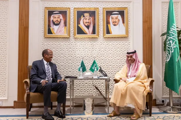 الأمير فيصل بن فرحان لدى استقباله محمود يوسف في الرياض الخميس (الخارجية السعودية)