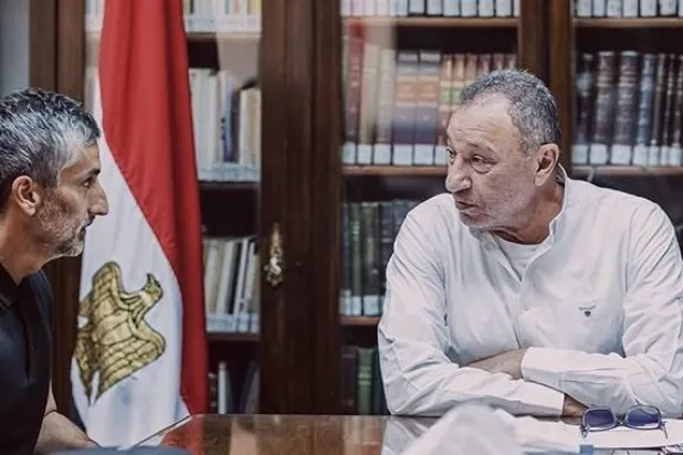 محمود الخطيب رئيس الأهلي خلال اجتماعه بالمدرب الجديد (النادي الأهلي)