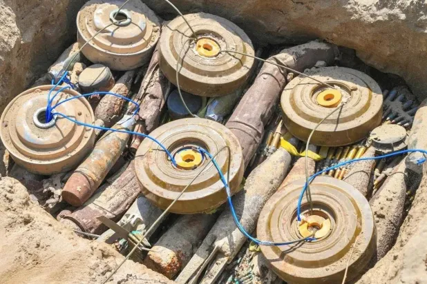 ألغام مزروعة بطرق عشوائية في الأراضي اليمنية نزعها مشروع «مسام» (واس)